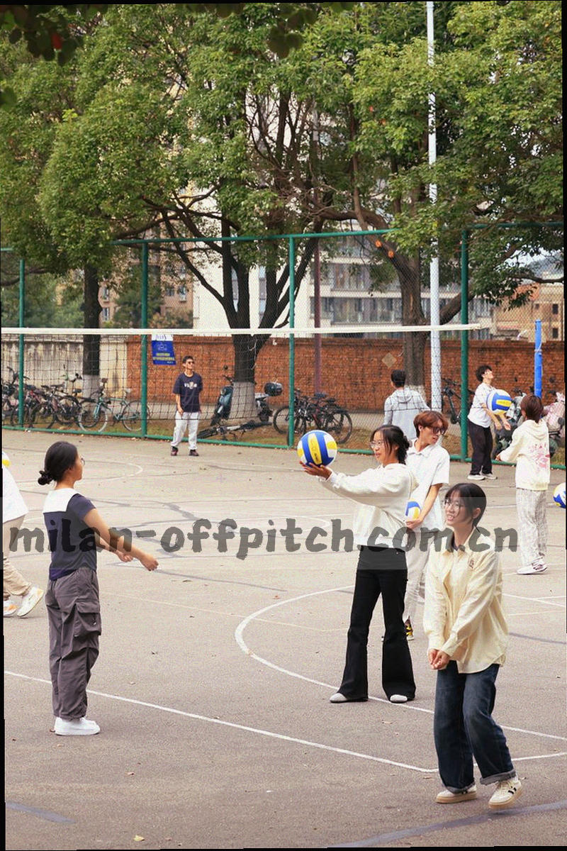 竖版手机壁纸样张，红黑斜切色块配简洁比分字体排版